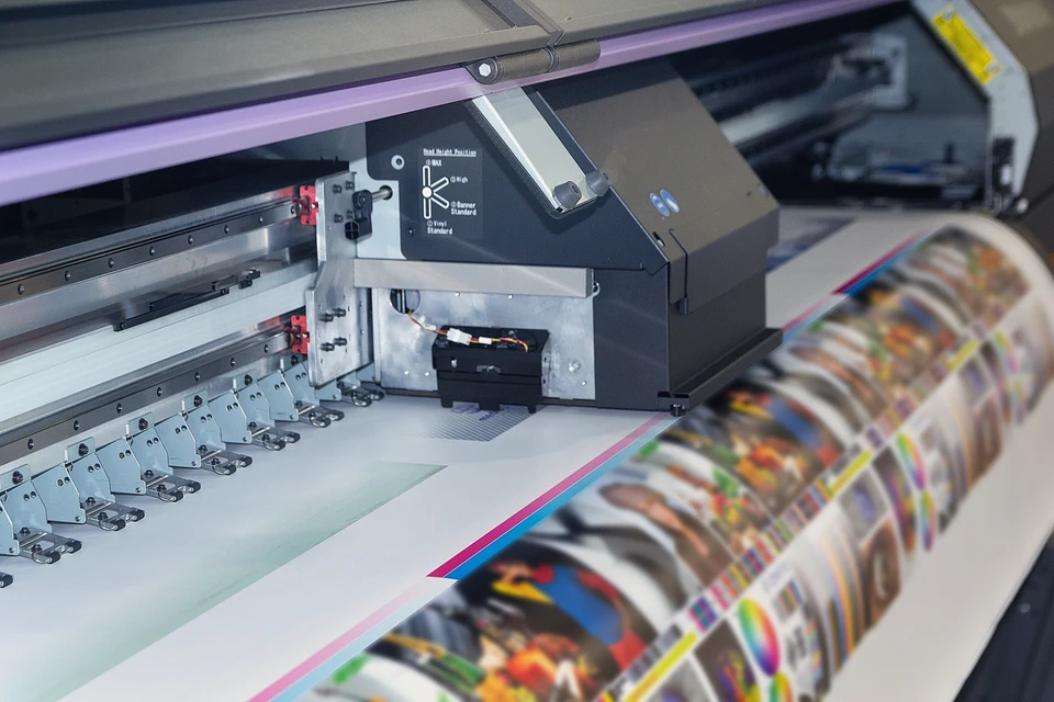 Intérieur d'atelier d'impression professionnelle avec imprimante grand format en fonctionnement