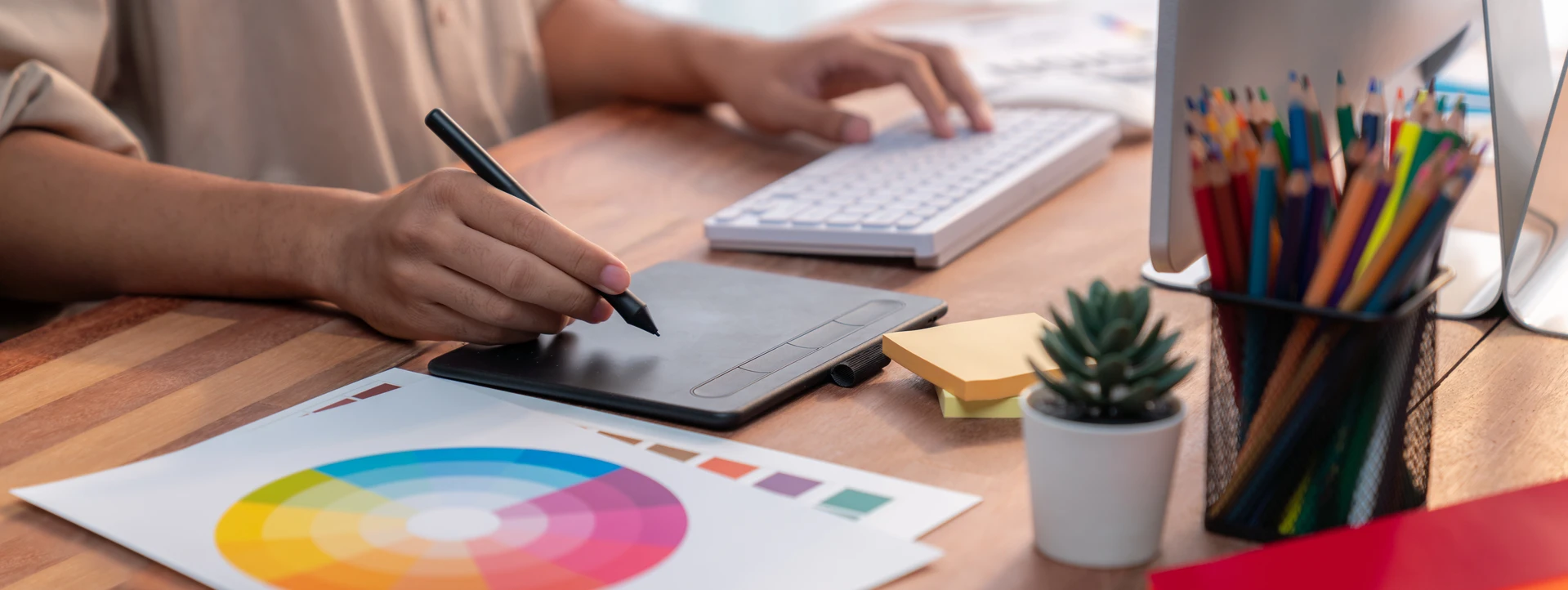 Homme travaillant sur un projet de design graphique dans un bureau moderne