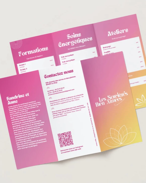 Espace de travail créatif avec deux designers collaborant sur ordinateurs, entourés d'outils graphiques professionnels