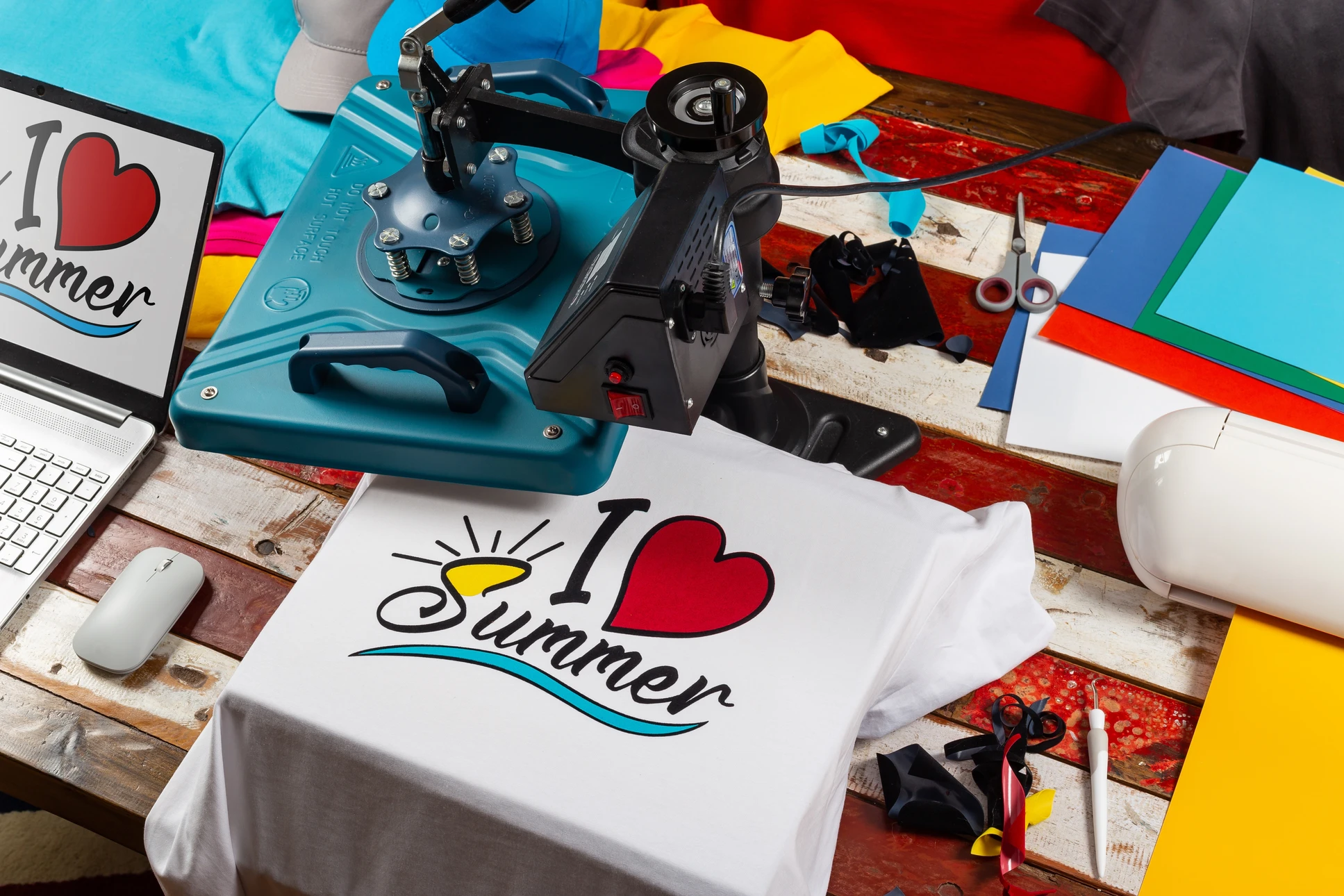 Homme portant un t-shirt blanc avec design personnalisable, vue face et dos