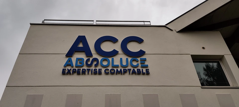 Scène extérieure d'une devanture commerciale avec panneau d'accueil bilingue "OUVERT BIENVENUE" fixé sur support métallique décoratif