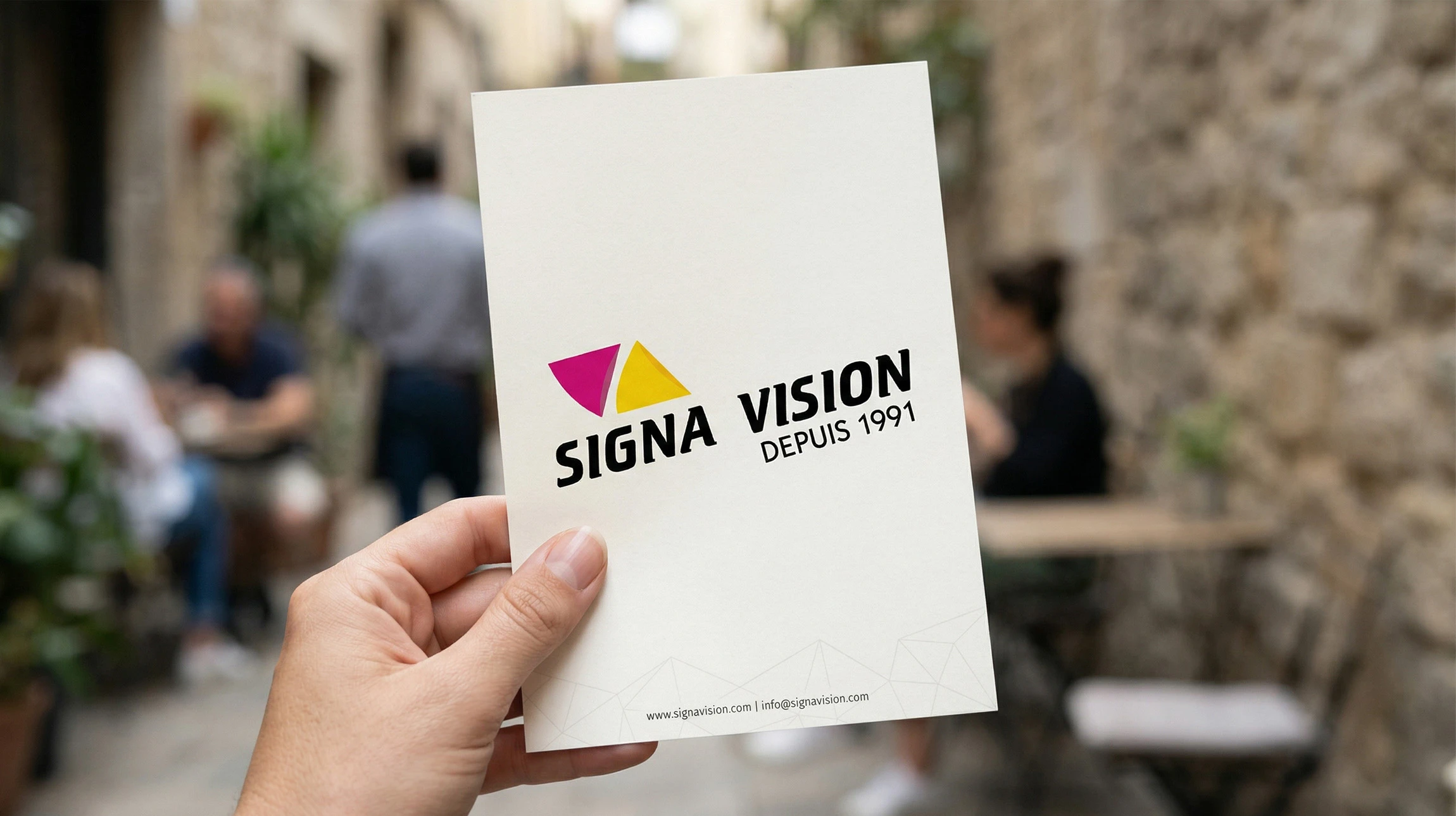 Gros plan professionnel sur des supports de présentation de qualité professionnelle (brochures, dépliants, affichettes publicitaires) aux finitions soignées et aux mises en page travaillées, étalés sur une surface de travail moderne, montrant la diversité et le professionnalisme des créations graphiques. La lumière naturelle met en évidence les détails des impressions et la qualité de la réalisation.