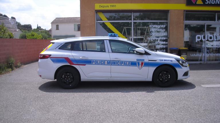 Balisage de sécurité des véhicules à Draguignan, Fréjus et Sainte-Maxime : réglementation et solutions